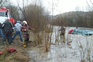 У Львівській області чоловік втопив авто у річці, коли намагався її переїхати