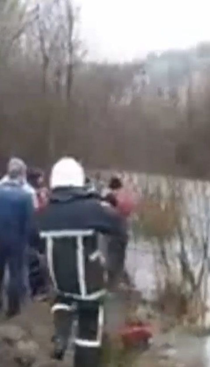 У Львівській області течія знесла автомобіль під час переїзду річки
