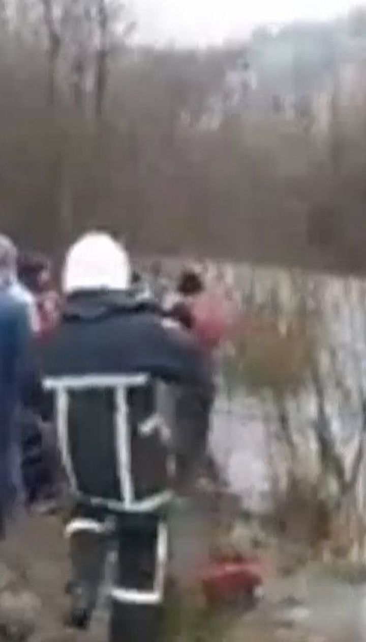 Во Львовской области течение снесло автомобиль во время переезда реки