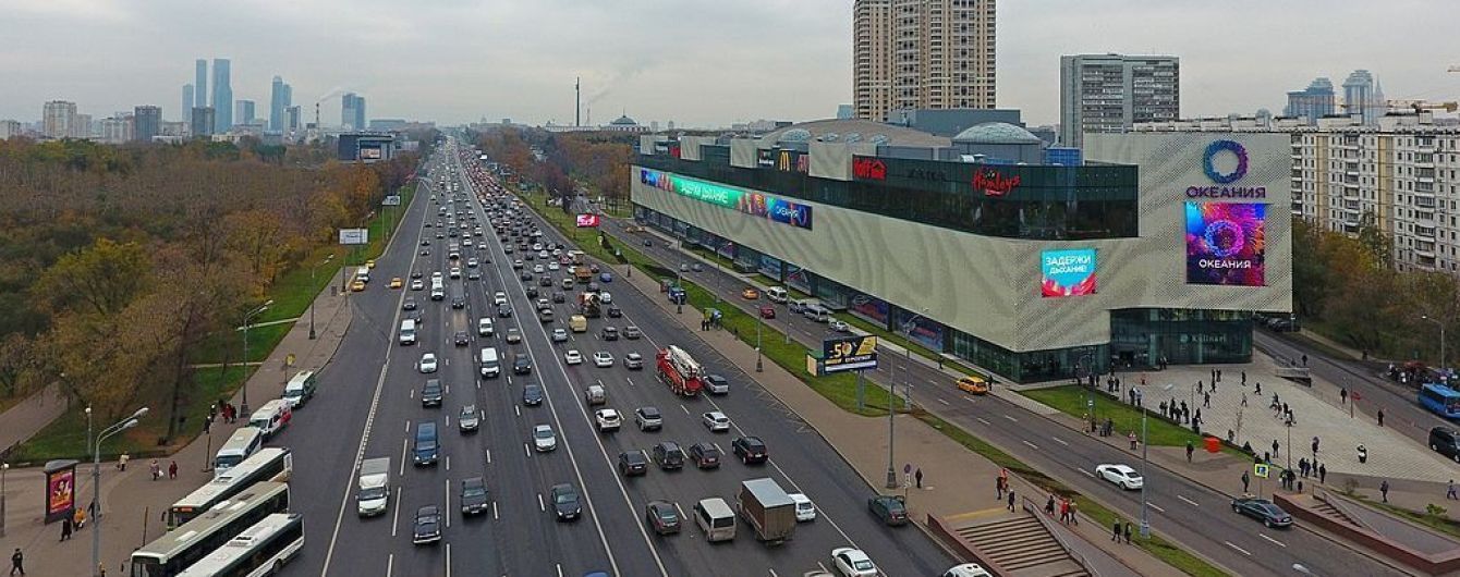 У Москві водій автовоза розвернувся через десять смуг. Відео