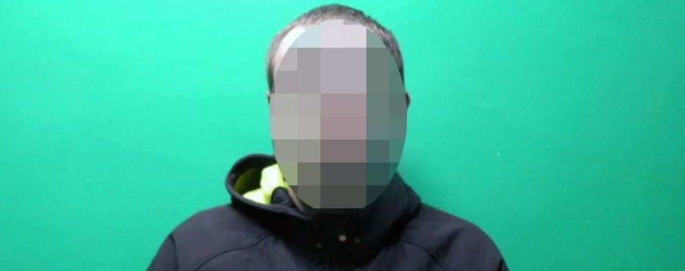 Чоловік з ножем накинувся на відвідувача одного з київських кафе