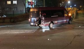 У Києві мотоцикліст розтрощив маршрутку і втік