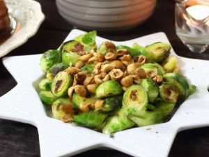 Брюссельська капуста з лісовими горіхами