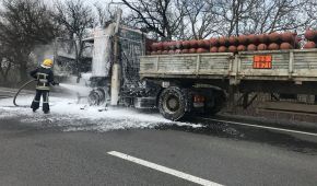 Повна балонів метану вантажівка загорілась і дивом не вибухнула у Запорізькій області
