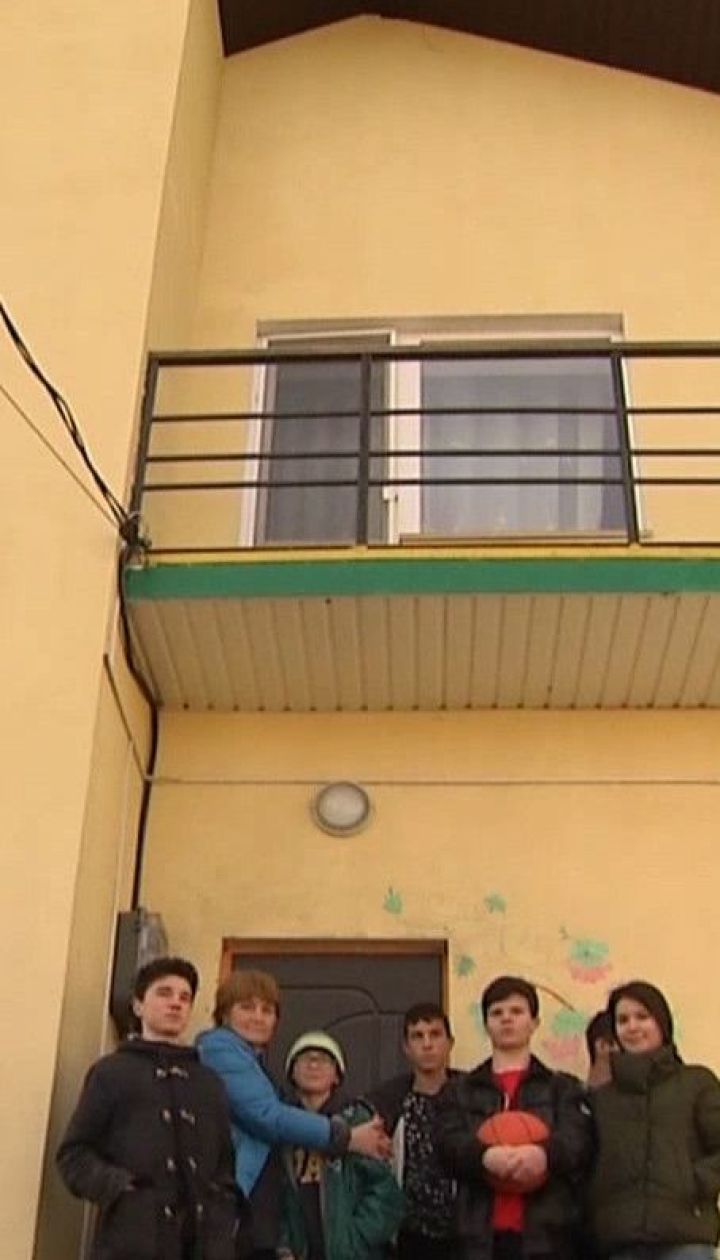 Семье переселенцев из 8 усыновленными детьми отказали в собственности на дом, возведенный средствами ЕС