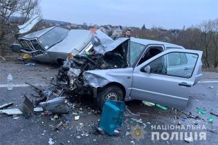 У Тернопільській області легковик занесло на мокрому асфальті: п’ятеро поранених, серед них 4-річна дитина