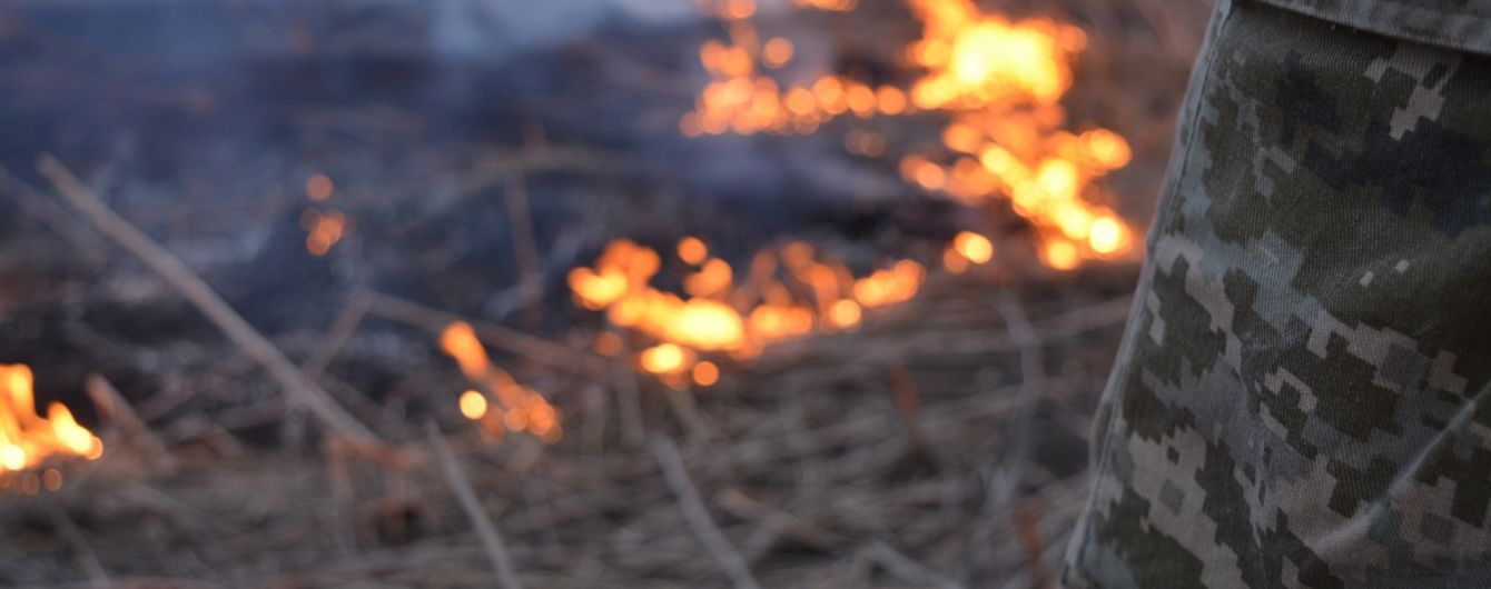 Терористи обстріляли Мар’їнку трасованими патронами: військові швидко загасили масштабну пожежу