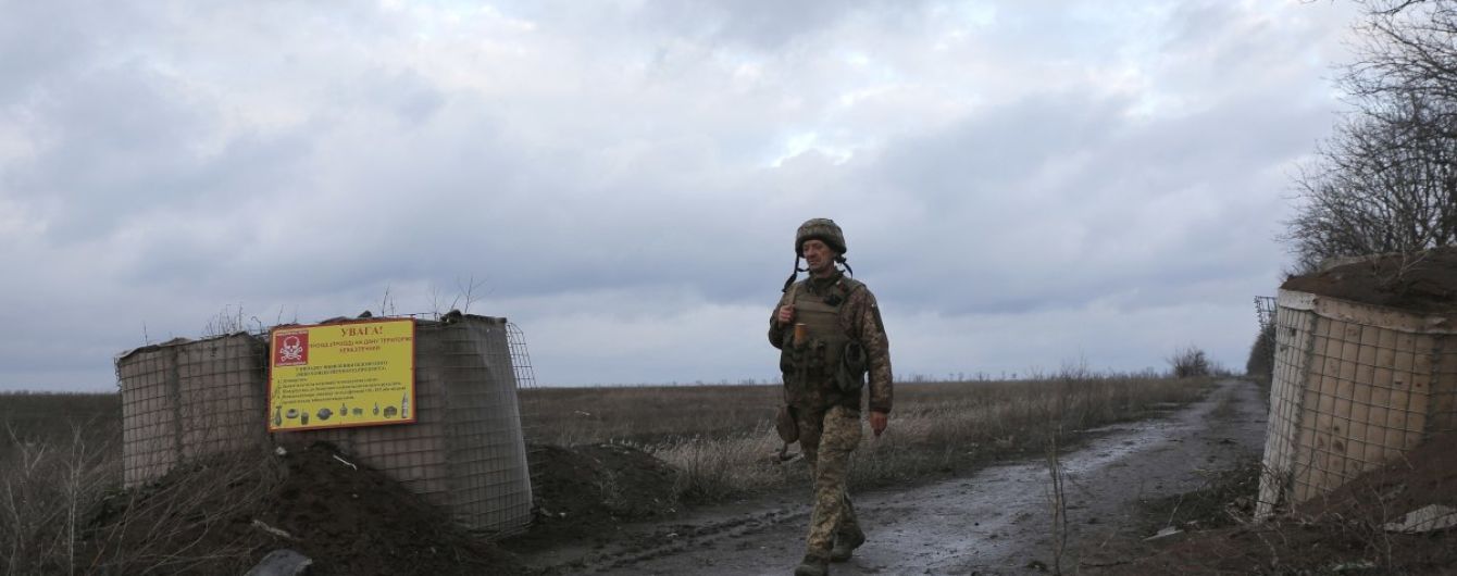 Терористи 10 разів стріляли із забороненої зброї: боєць ООС поранений