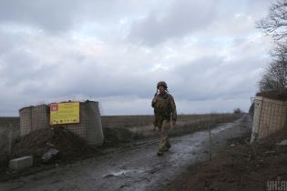 Оккупанты трижды открывали огонь, трое украинских воинов подорвались на взрывчатке — война в Донбассе