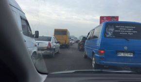 Окружна дорога Львова зупинилась у заторі. Фото