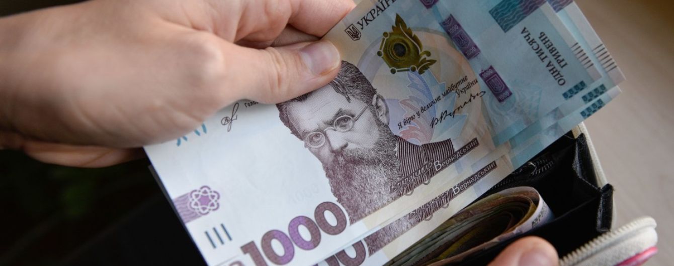 Зарплата в конверте: сколько украинцев получают "серые" выплаты и какие риски имеют такие работники