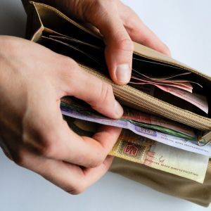 Стримання цін, допомога безробітним та доплати медикам – Зеленський підписав "антикоронавірусні" закони