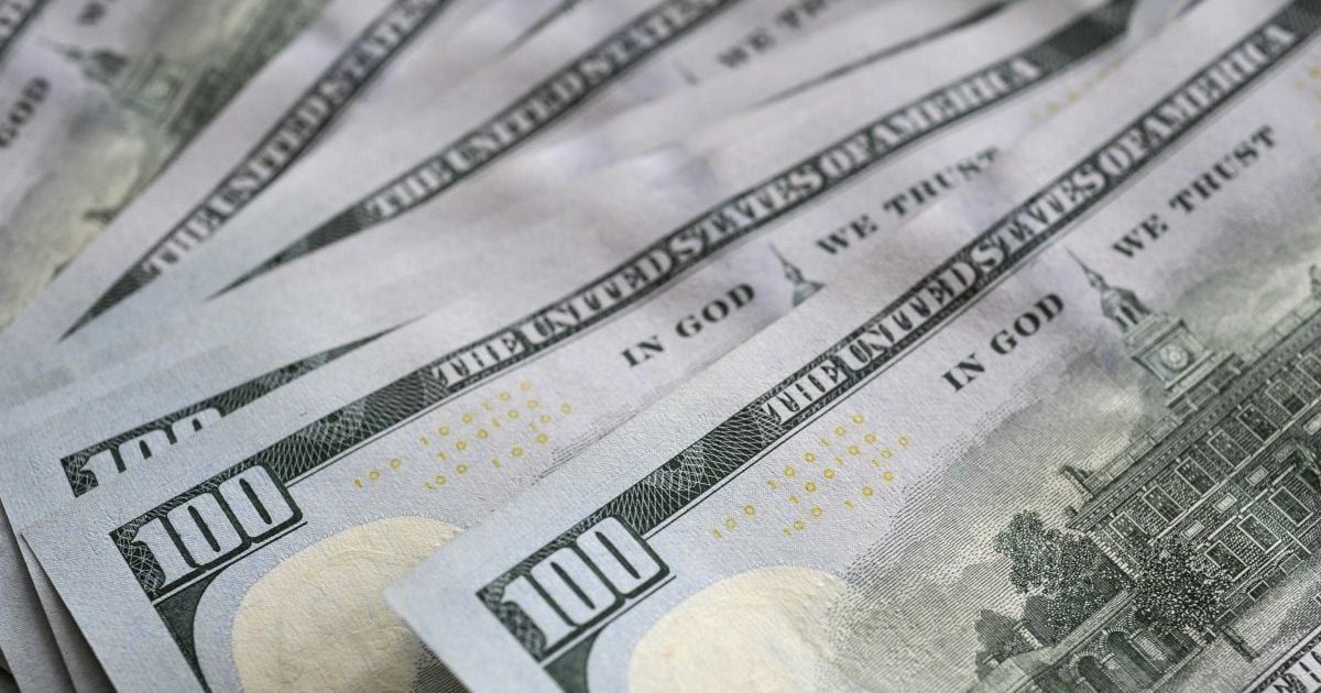 Курс валют на 15 квітня: скільки коштують долар і євро