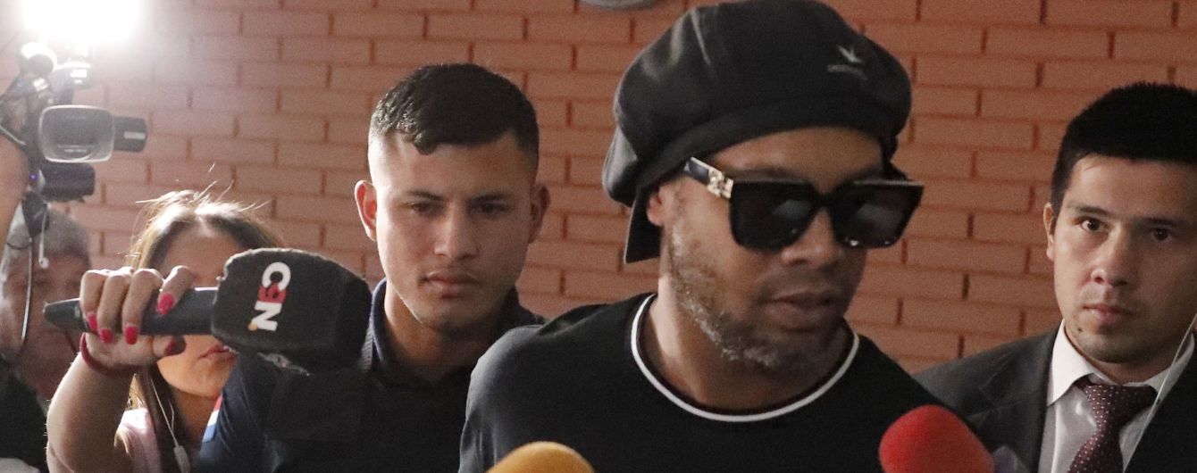 Роналдиньо стал героем футбольного турнира в тюрьме и выиграл 16-килограммового поросенка