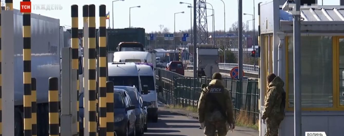 Дають по 100-200 злотих, щоб їх підвезли 300 метрів. Застряглі на кордоні українці не можуть потрапити додому з Польщі