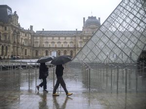 В Париже после четырехмесячного перерыва открылся Лувр