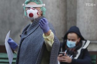 У Запоріжжі виписали з лікарні жінку, яка одужала після коронавірусу
