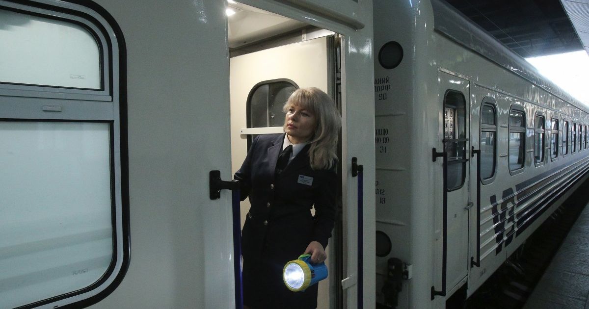 На Прикарпатье действует "красная" зона: в "Укрзализныце" назвали станции для въезда и выезда из региона