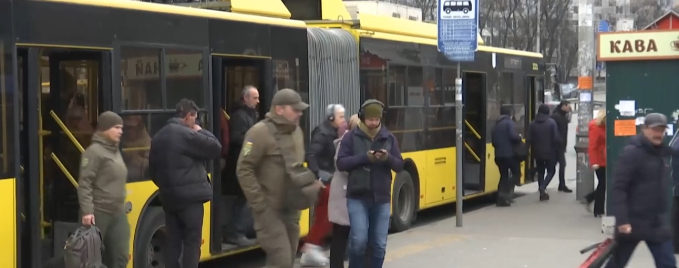 Черги на зупинках, тиснява у транспорті. Як минув у Києві перший день без метро