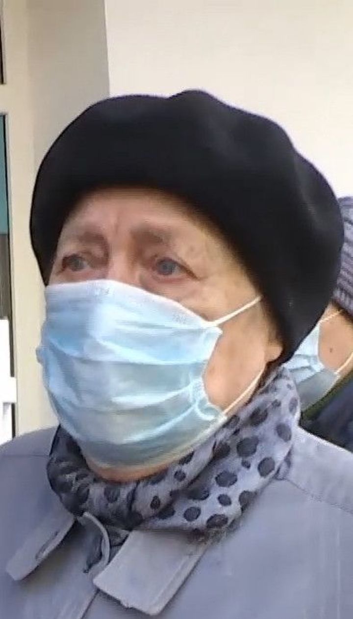 Столичные пенсионеры штурмуют отделения "Ощадбанка" во время карантина