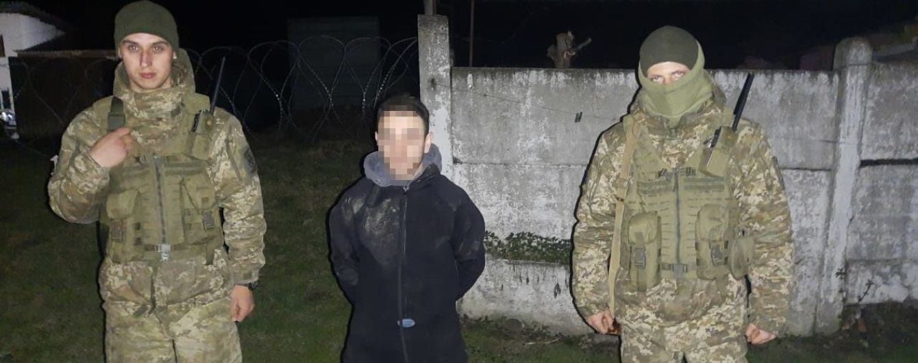 На кордоні з Румунією затримали водолаза, який переправляв медичні маски з України