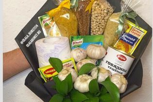 Гречка, часник і туалетний папір: російська флористка зібрала антикоронавірусний букет