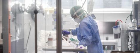 Зараженный COVID-19 американец написал трогательное обращение врачам на окне палаты