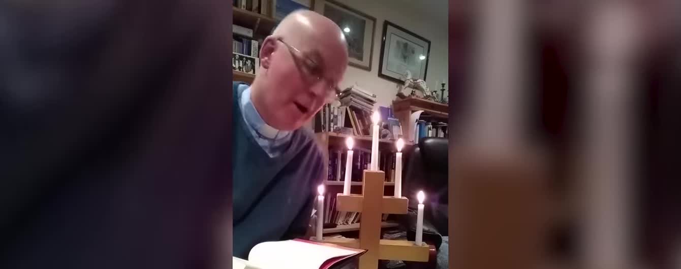 Британський священник загорівся від свічки під час онлайн-служби