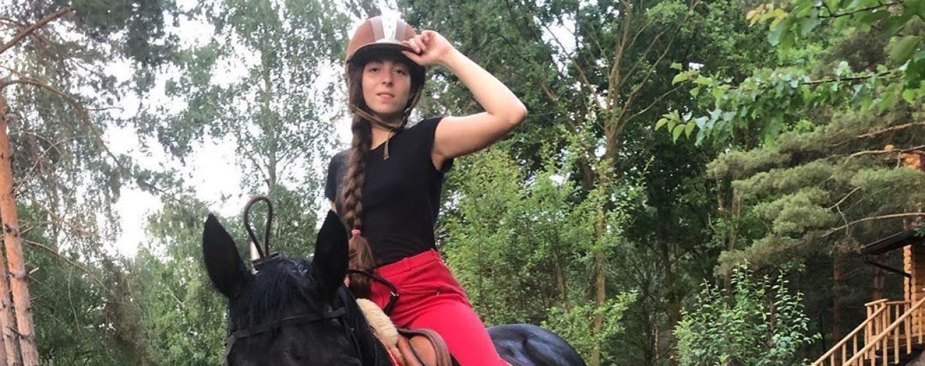 Донька Олі Полякової впала з коня і розбила ніс