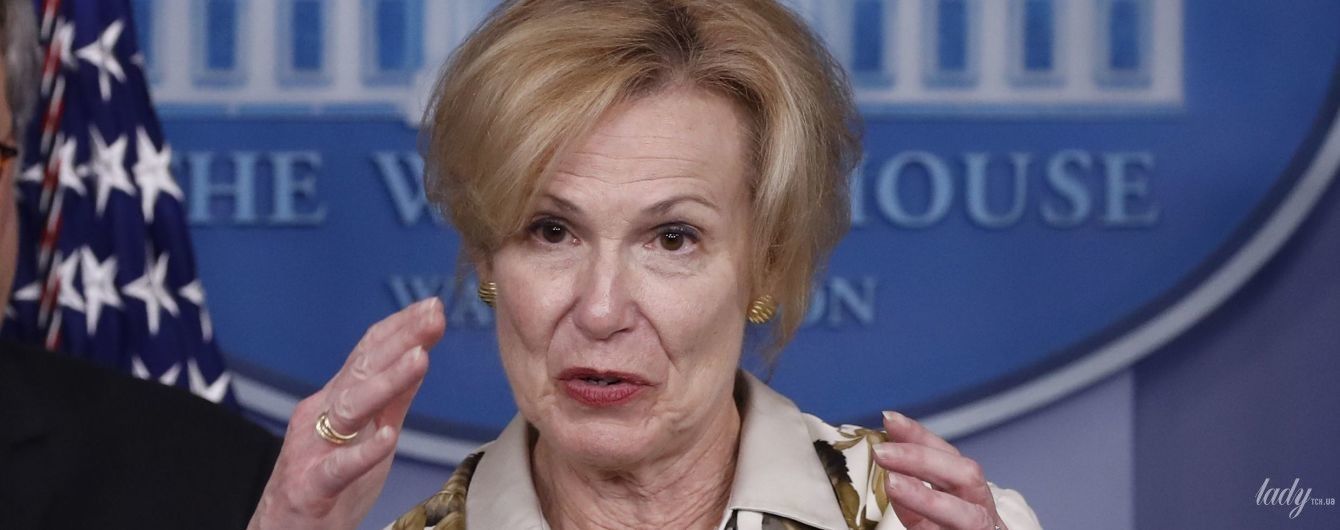 Із хусткою з флористичним принтом і в смугастій сукні: новий образ американської лікарки Дебори Біркс