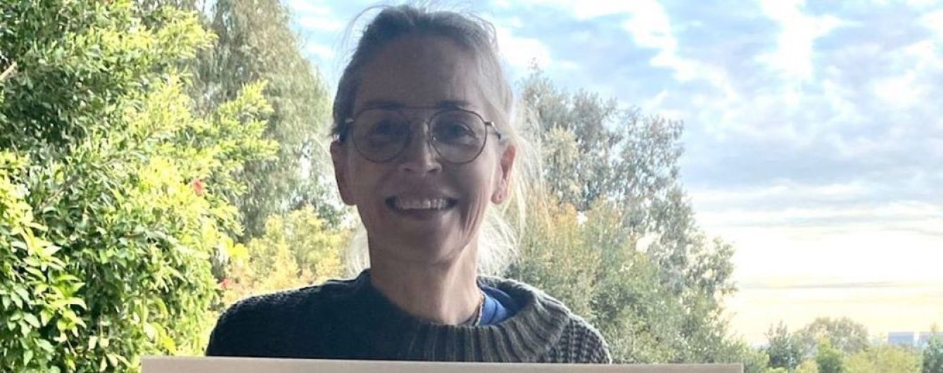 Це пікантно: Шерон Стоун в мініатюрних шортах зробила фото на балконі