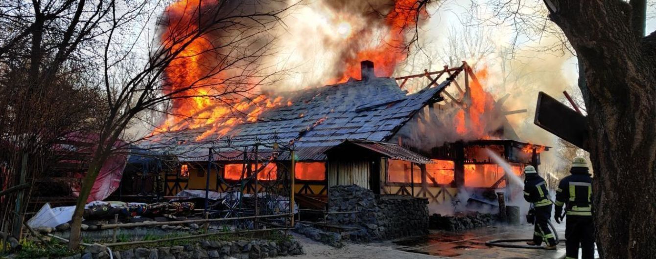 У столичному Гідропарку масштабно палало кафе