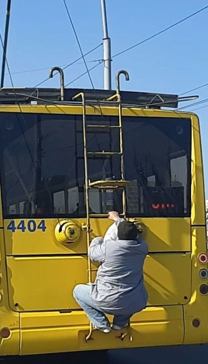У Києві через обмеження транспорту активізувались "зачепери"
