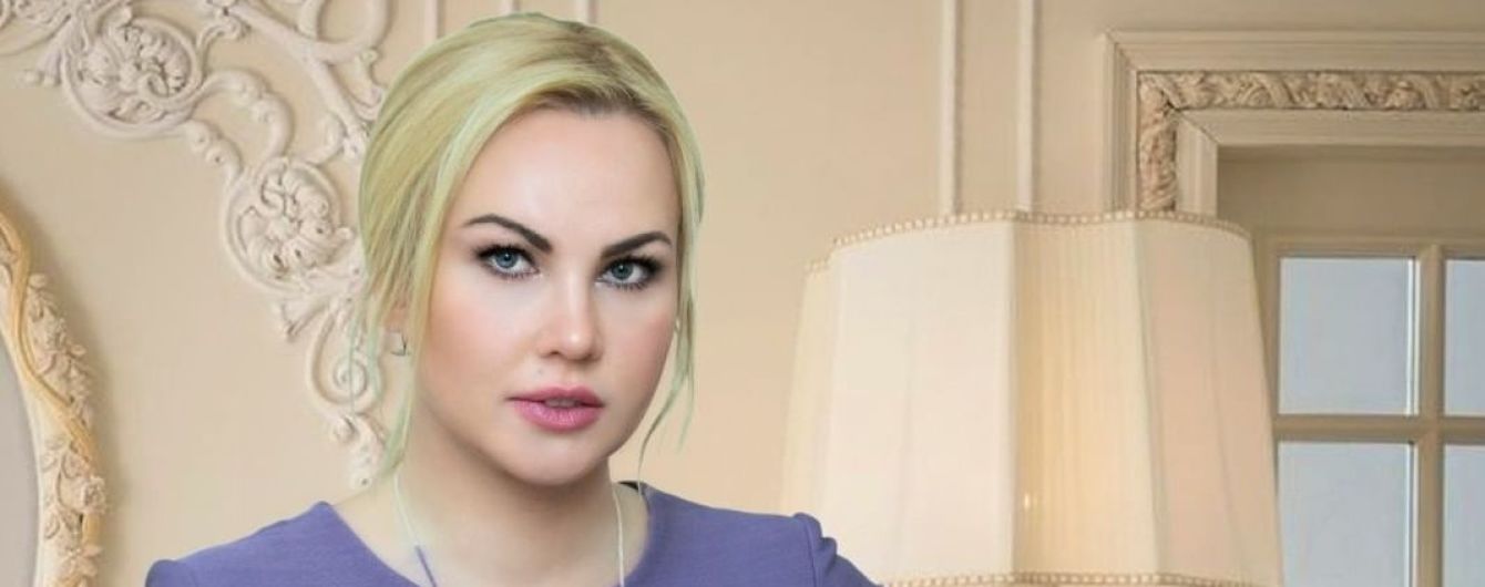Яка гарна: Камалія у фіалковій сукні похизувалася тонкою талією