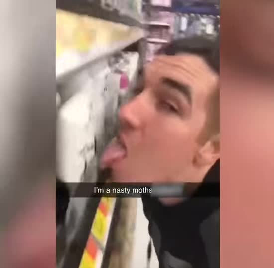 "Хто боїться коронавірусу?": американець зняв на відео, як навмисно облизує поличку у супермаркеті