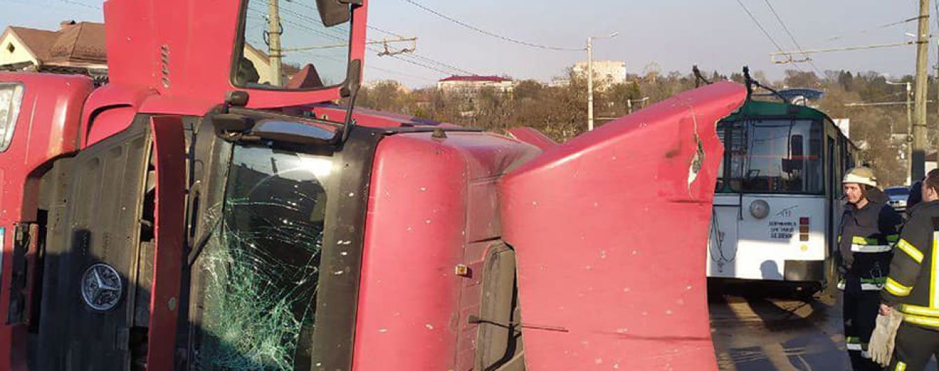 У Житомирі бетонозмішувач протаранив тролейбус