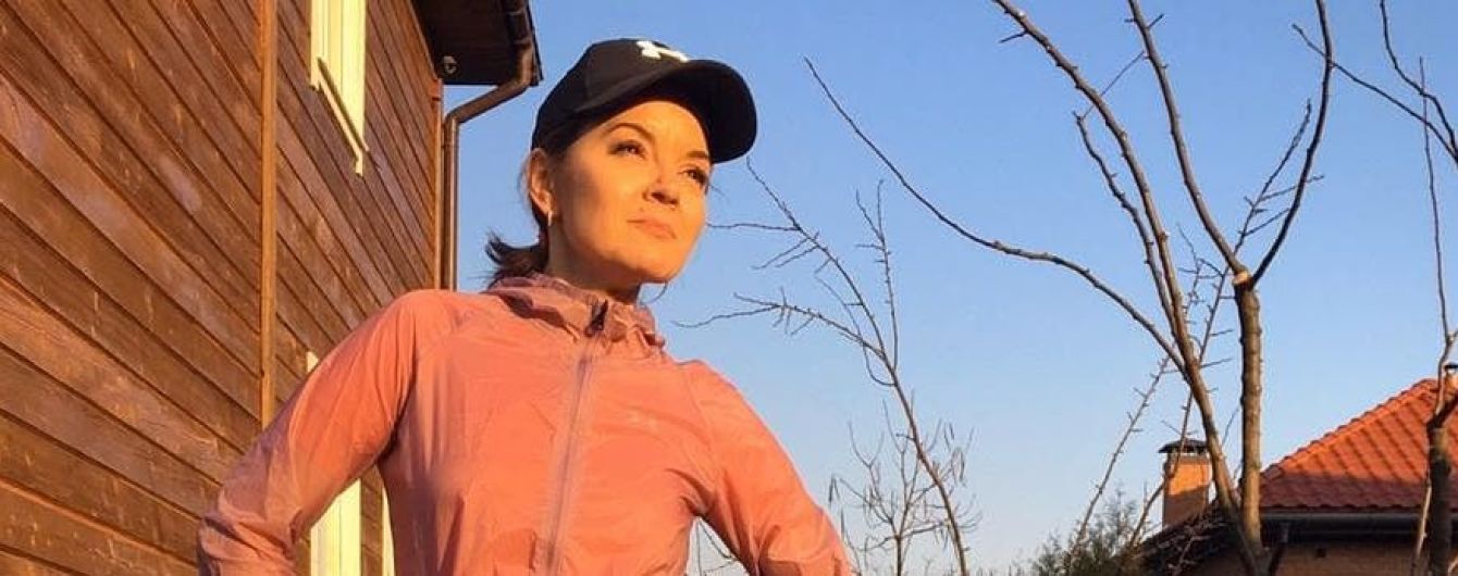 У бейсболці та лосинах: струнка Марічка Падалко позувала на подвір'ї