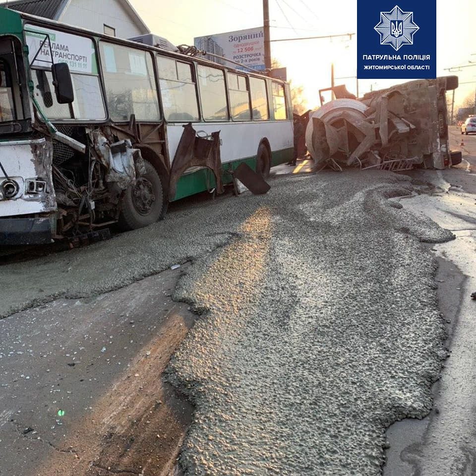бетонозмішувач врізався у тролейбус