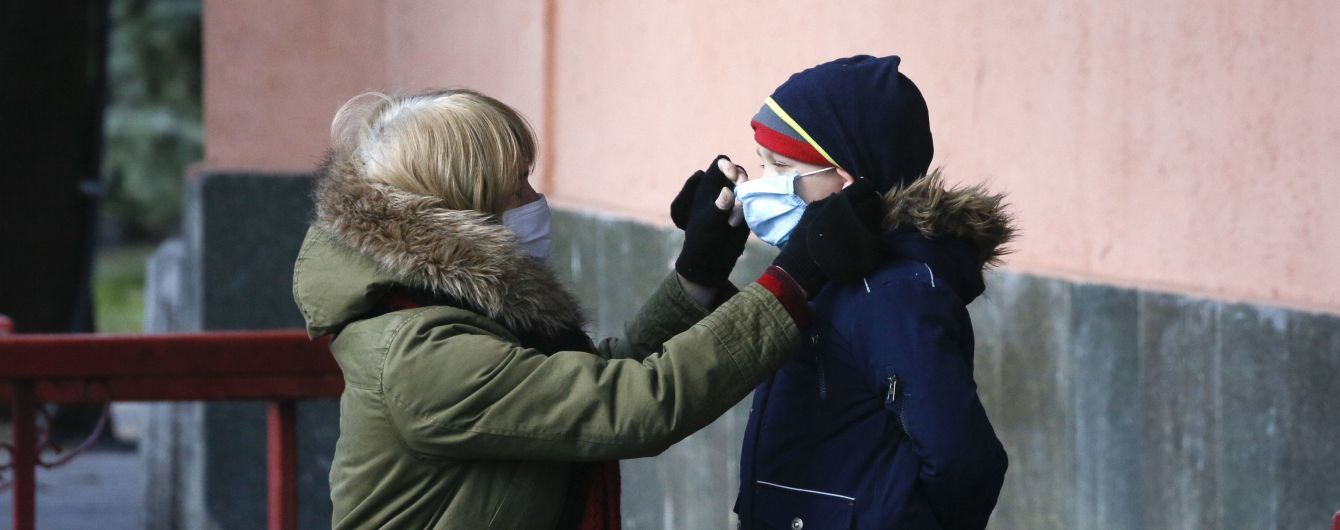 Експерти висунули кілька теорій, чому діти менш вразливі до нового коронавірусу