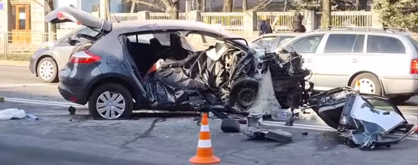 У Києві таксі влетіло у пішохідний перехід: загинула пасажирка