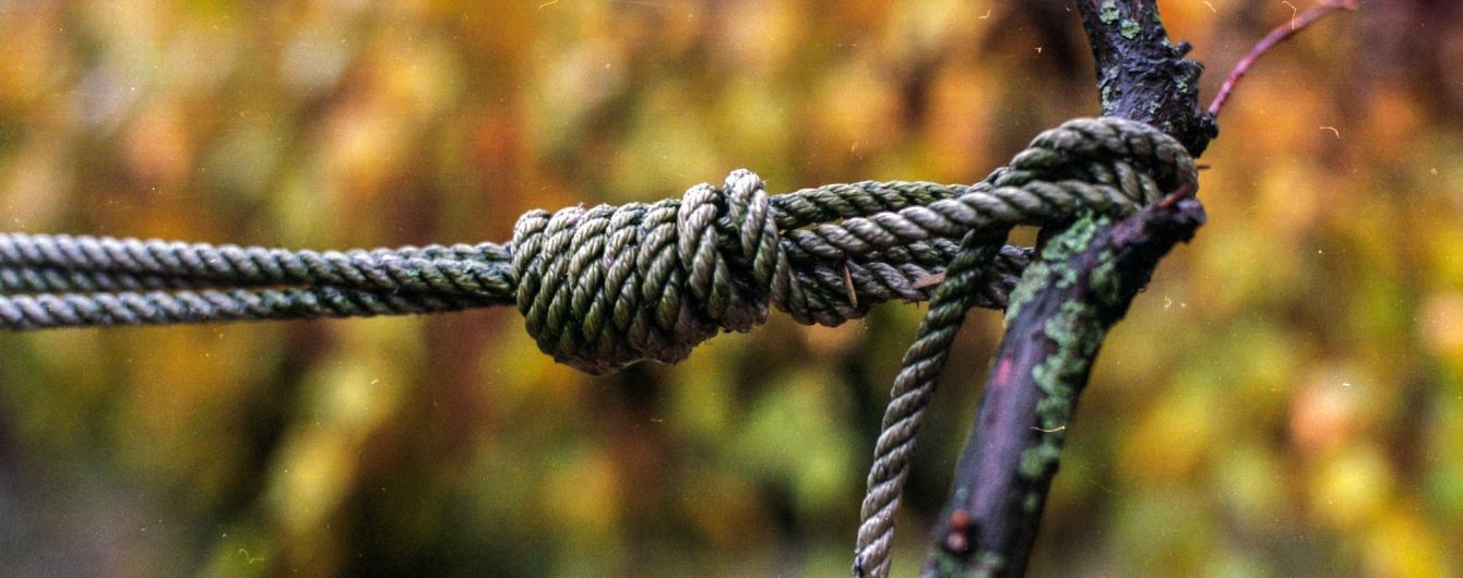 На Волині чоловік повісився у дворі свого дому