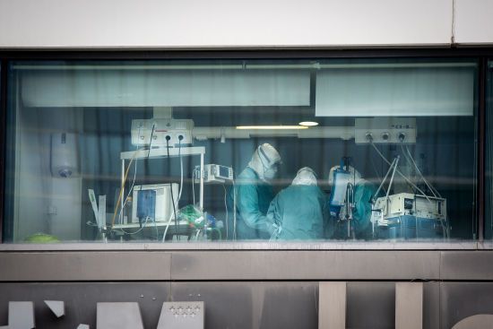 Тіла складають на ковзанці, а медики змушені обирати, хто житиме: іспанський лікар розповів про коронавірус у Мадриді