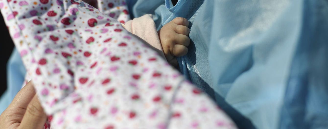 У Житомирі жінка народила двійню, але забрала лише одну дитину
