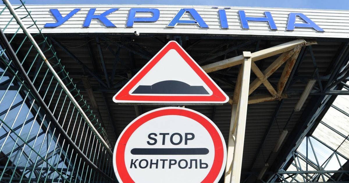 На українсько-угорському кордоні знову довжелезні черги, які не рухаються майже добу
