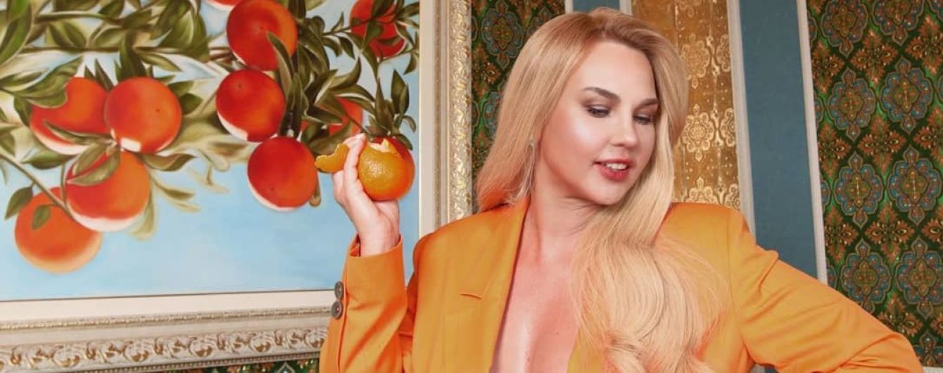 Сексапільна Камалія у блузі з глибоким декольте та латексних штанах захопила образом