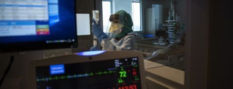 Спричиняє хаотичну відповідь імунної системи: вірусолог пояснив, як коронавірус уражає клітини та чому такий небезпечний