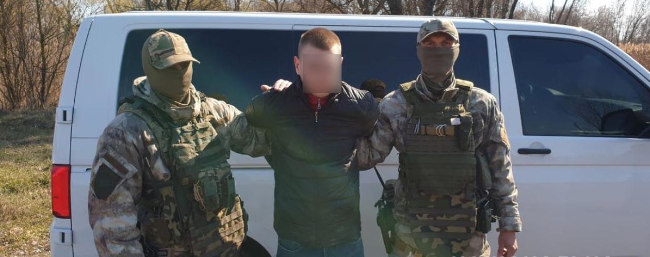 Разбойное нападение: в Полтаве задержали парней, которые с оружием "обчистили" пункт обмена валют