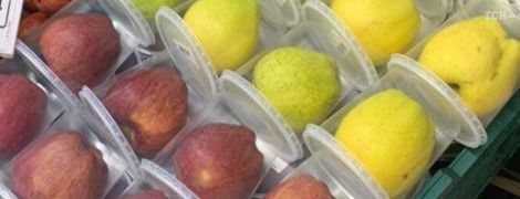 В киевском супермаркете для больших яблок придумали индивидуальную "антивирусую" упаковку