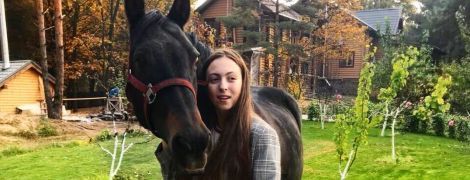 Дочь Поляковой рассказала, почему упала с лошади