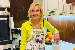 С красивыми локонами и в фартуке: Ирина Федишин показала, как готовит рыбу